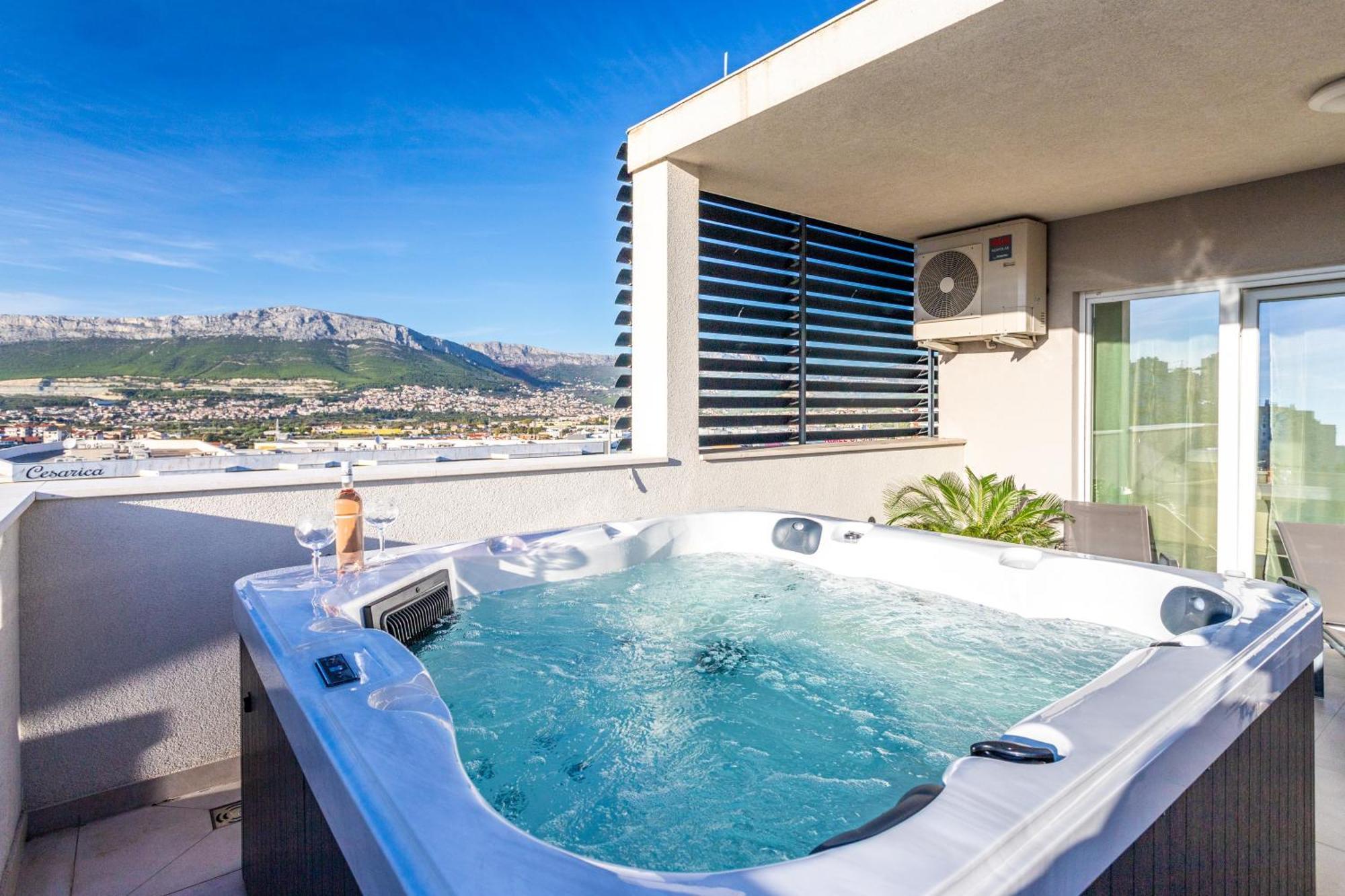New Luxury 3-Bedroom Penthouse With Huge Terrace Split Exteriör bild